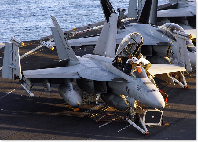 800px-US_Navy_090110-N-6107D-002_Sailors_perform_routine_maintenance_on_an_F-A-18F_Super_Hornet_from_the_